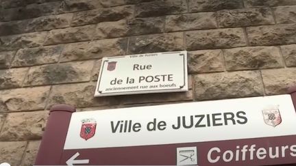 Jeannine, une habitante de Juziers (Yvelines) décédée en 2018, a décidé de léguer plus de 2 millions d'euros en biens immobiliers à la commune. La rue de La Poste, où elle vivait, sera rebaptisée à son nom. (CAPTURE ECRAN FRANCE 2)