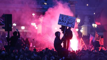 Des manifestants place de la Concorde, à Paris, le 16 mars 2023. (THOMAS SAMSON / AFP)