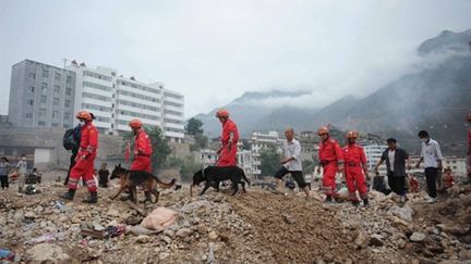 Sauveteurs à la recherche de survivants à Zhonqu (province de Gansu) le 12 août 2010 (AFP)