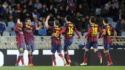 Lionel Messi, félicité par ses coéquipiers, avait ouvert le score avant la demi-heure de jeu. (ANDER GILLENEA / AFP)