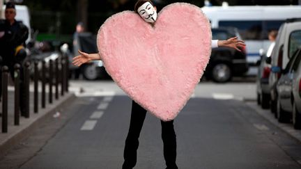 Un membre des Anonymous pose lors d'une manifestation contre l'&eacute;glise de Scientologie &agrave; Paris, le 25 ao&ucirc;t 2012. (PHILIPPE HUYNH-MINH / MAXPPP)