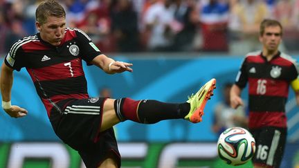 Le tir de l'Allemand Bastian Schweinsteiger (NELSON ALMEIDA / AFP)