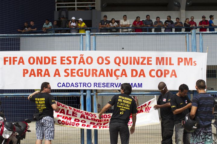 Le 28 avril 2014, &agrave;&nbsp;Manaus,&nbsp;capitale de l'&Eacute;tat de l'Amazonas, des policiers gr&eacute;vistes ont d&eacute;ploy&eacute; une banderole : "Fifa, o&ugrave; sont les 15 000 policiers pour assurer la s&eacute;curit&eacute; pendant la Coupe du monde".&nbsp; (REUTERS )