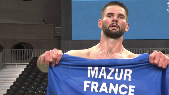 Lucas Mazur renverse Suhas Yathiraj après avoir perdu le 1er set ! Le Français s'impose 15-21, 21-17, 21-15 et devient le premier champion paralympique de la catégorie ! C'est la 53e médaille de la France sur ces Jeux.