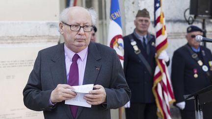 L'avocat Serge Klarsfeld lors de l'inauguration du&nbsp;plaque honorant les Juifs déportés, à Angoulême (Charente), le 14 mars 2017. (YOHAN BONNET / AFP)