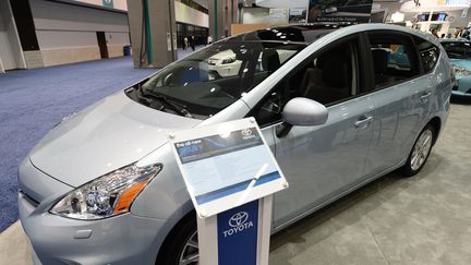 Une&nbsp;Toyota Prius présentée à Los Angeles (Etats-Unis), le 8 mai 2012. (JOE KLAMAR / AFP)