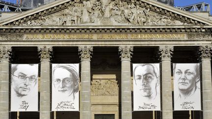 Les portraits de Jean Zay, Geneviève de Gaulle-Anthonioz, Pierre Brossolette et Germaine Tillion sur la façade du Panthéon à Paris&nbsp;en 2015. (BOB DEWEL / ONLY FRANCE)