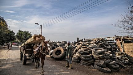 Partout dans le pays, les vieux pneus sont ramassés par des concessionnaires et vendus environ 4 euros pièce aux villageois. Les pneus sont d’abord stockés aux abords du village, puis répartis dans divers ateliers pour être retravaillés.&nbsp; &nbsp;&nbsp; (KHALED DESOUKI / AFP)