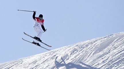 La Française Tess Ledeux pendant la finale du slopestyle des JO de Pékin, le 15 février 2022. (HERVIO JEAN-MARIE / KMSP / AFP)