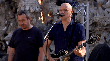 Dominique A en concert au Palais Idéal du Facteur Cheval, le 10 juillet 2015
 (France 3/Culturebox)