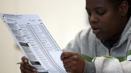 Les bulletins en papier sont encore utilis&eacute;s malgr&eacute; les &eacute;quipements de vote &eacute;lectronique pr&eacute;sents dans de nombreux bureaux. (JIM WATSON / AFP)