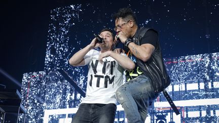 JoeyStarr et Kool Shen sur la scène de l'AccordHotels Arena, à Paris, le 22 novembre 2019. (GEOFFROY VAN DER HASSELT / AFP)