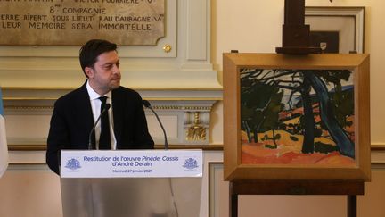 Le maire de Marseille Benoît Payan s'exprime à côté du tableau "Pinède, cassis" de Derain, le 27 janvier 2021 à Marseille (ALAIN ROBERT / SIPA)