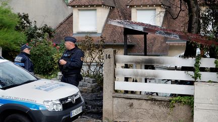 Des policiers devant le domicile vandalisé du maire de L'Haÿ-les-Roses Vincent Jeanbrun, le 2 juillet 2023. (GEOFFROY VAN DER HASSELT / AFP)