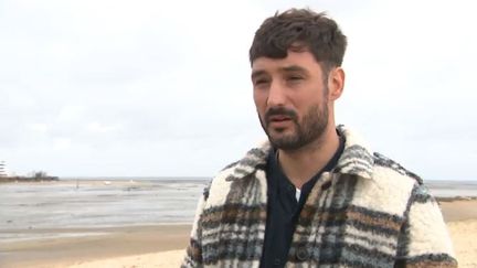 Le chanteur Jérémy Frérot sur le bassin d'Arcachon.&nbsp; (FRANCEINFO)