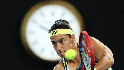 Caroline Garcia, lors de son match du premier tour de l'Open d'Australie face à Naomi Osaka, le 15 janvier 2024. (DAVID GRAY / AFP)