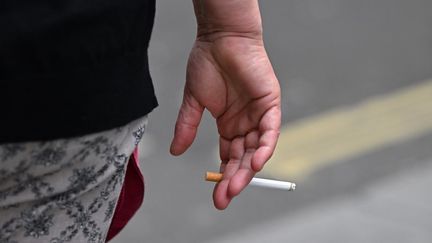 Un fumeur dans le centre de Londres, au Royaume-Uni, le 9 juin 2022. (JUSTIN TALLIS / AFP)