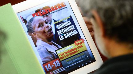 La une de "Minute" dat&eacute; du 13 novembre 2013, affich&eacute;e sur l'&eacute;cran d'un iPad. (PIERRE ANDRIEU / AFP)