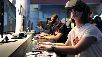 Une joueuse essaye l'Oculus Rift, le 26 septembre 2013 &agrave; Londres (Royaume-Uni). (MICHAEL BOWLES / REX / SIPA)