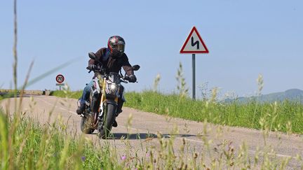 Une moto sur une route de campagne, en mai 2023. (VANESSA MEYER / MAXPPP)