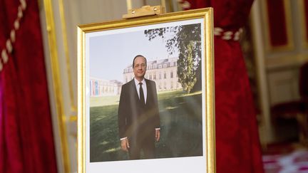 Le portrait officiel de Fran&ccedil;ois Hollande lors de sa pr&eacute;sentation &agrave; l'Elys&eacute;e, le 4 juin 2012. (BERTRAND LANGLOIS / AFP)