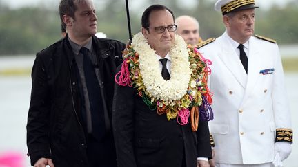 Le président François Hollande assiste à la cérémonie de bienvenue à son arrivée à Wallis, le 22 février 2016. (STEPHANE DE SAKUTIN / AFP)