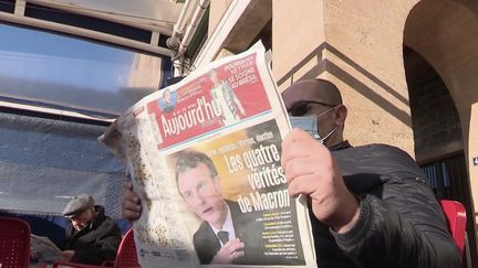 Mercredi 5 janvier, Le Parisien a publié son entretien avec Emmanuel Macron, au cours duquel il a affirmé vouloir "emmerder" les non-vaccinés. Ces propos ont suscité l'indignation générale, politiques et citoyens confondus.&nbsp; (CAPTURE ECRAN FRANCE 2)