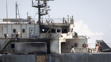 Le "Fremantle Highway", qui avait pris feu au large des Pays-Bas, a été remorqué jusqu'au port d'Eemshaven, le 3 août 2023. (VINCENT JANNINK / ANP MAG / AFP)