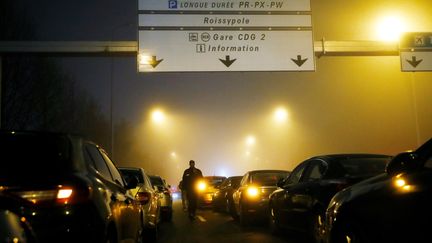 Les VCT ont bloqué les abords de l'aéroport de Roissy, le 23 décembre 2016. (PATRICK KOVARIK / AFP)