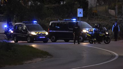 Le convoi dans lequel se trouve Nordahl Lelandais arrive à Pont-de-Beauvoisin, le 24 septembre 2018, pour participer à la reconstitution du meurtre de Maëlys. (JEAN-PHILIPPE KSIAZEK / AFP)