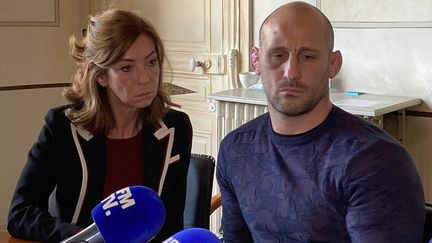 Alain Schmitt et son avocate Me Caroline Wassermann lors de sa conférence de presse aprés son procés contre Margaux Pinot qu'il l'accuse de violences conjugales. (MARGAUX STIVE / RADIO FRANCE)