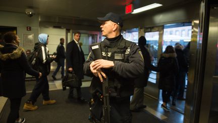 La police procède à l'évacuation du métro après une explosion dans le centre de Manhattan, à New York, le 11 décembre 2017. (BRYAN R. SMITH / AFP)