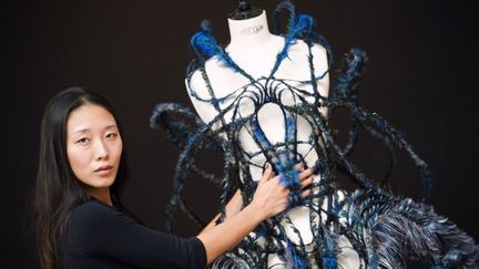 La créatrice chinoise Yiqing Yin pose avec une de ses créations à Paris (septembre 2012)
 (LIONEL BONAVENTURE /AFP)