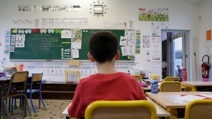 Un enfant dans une classe, dans la région de Nantes. (MATHIEU THOMASSET / HANS LUCAS / AFP)