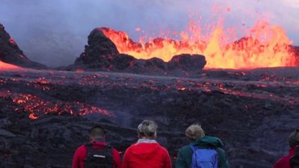 Islande : des visiteurs curieux au plus près de la lave