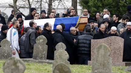 L'enterrement d'Ahmed&nbsp;Merabet, policier tu&eacute; par les fr&egrave;res Kouachi, &agrave; Bobigny (Seine-Saint-Denis), le 13 janvier 2015. (KENZO TRIBOUILLARD / AFP)