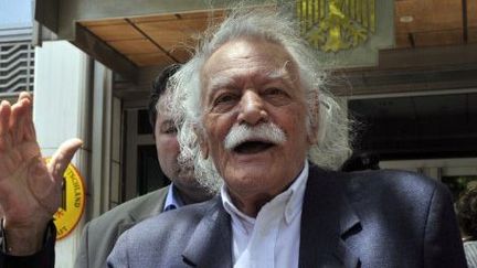 Manolis Glezos parle à la presse devant l'ambassade allemande à Athènes, le 6 Juin 2011. (AFP PHOTO / LOUISA GOULIAMAKI)