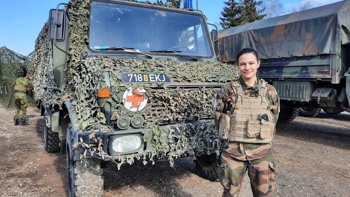 Le capitaine Marie, de la mission française Lynx, basée en Estonie, participe à cet exercice de médecine de guerre de l'OTAN.  (VIRGINIE PIRONON / RADIOFRANCE)