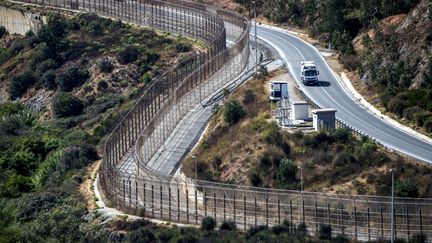 Une&nbsp;double clôture métallique sépare l'enclave espagnole de Ceuta du nord du Maroc depuis 1999. (FADEL SENNA / AFP)