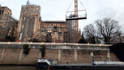 Les pierres de la voûte de Notre Dame hissées délicatement sur le chantier. (LAURENT BORDE / RADIO FRANCE)