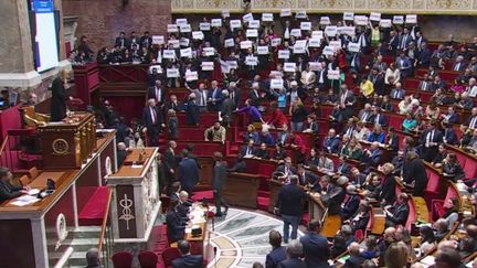 Mardi 19 décembre, le Sénat puis l'Assemblée nationale ont adopté une version durcie de la loi immigration. Dans la foulée, le ministre de la Santé Aurélien Rousseau, défavorable au texte, a présenté sa démission. (FRANCE 2)