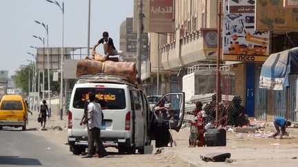 Des Y&eacute;m&eacute;nites fuient la ville d'Aden (Y&eacute;men), cible de frappes a&eacute;riennes men&eacute;es par une coalition de neuf pays arabes, le 30 mars 2015. (SALEH AL-OBEIDI / AFP)