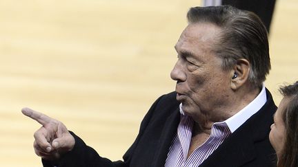 Donald Sterling, le propri&eacute;taire des Los Angeles Clippers, au Staples Center, &agrave; Los Angeles (Etats-Unis),&nbsp;le 21 avril 2014. (ROBYN BECK / AFP)