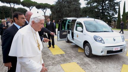 Beno&icirc;t XVI, accompagn&eacute; du patron de Renault, Carlos Goshn, devant une des deux nouvelles&nbsp;papamobiles, le 5 septembre 2012. (OSSERVATORE ROMANO / AFP)