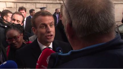 Emmanuel Macron face à un retraité de Lactalis, à Verdun (Meuse), le 6 novembre 2018. (FRANCEINFO)