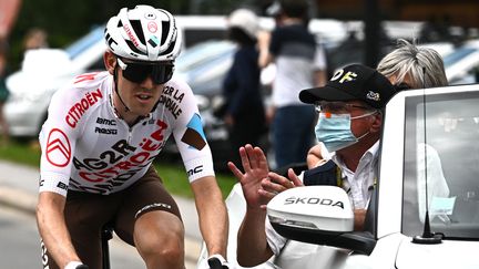 L'Australien Ben O'Connor (AG2R Citroën) près de la voiture médicale du Tour de France lors de la 9e étape, le 11 juillet 2022. (ANNE-CHRISTINE POUJOULAT / AFP)