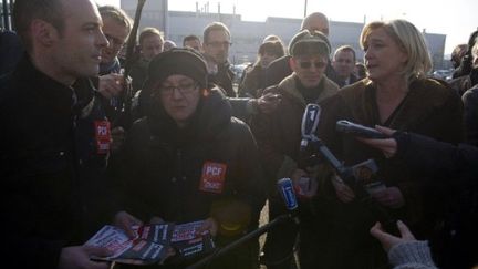 Marine Le Pen devant des militants du Front de gauche à Montbéliard (AFP PHOTO SEBASTIEN BOZON)