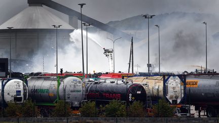 Des pompiers interviennent sur le site de l'usine Lubrizol, à Rouen (Seine-Maritime), touchée par un incendie, le 26 septembre 2019. (MAXPPP)