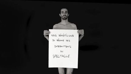 Les membres du groupe L'Homme parle font part de leurs inqui&eacute;tudes sur le statut d'intermittent du spectacle dans une vid&eacute;o en noir et blanc diffus&eacute;e sur YouTube. (CAPTURE D'ÉCRAN / FTVI)