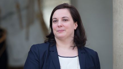 La ministre du Logement, Emmanuelle Cosse, sort de l'Elysée après le Conseil des ministres, le 17 février 2016 à Paris.&nbsp; (YANN BOHAC / CITIZENSIDE.COM / AFP)